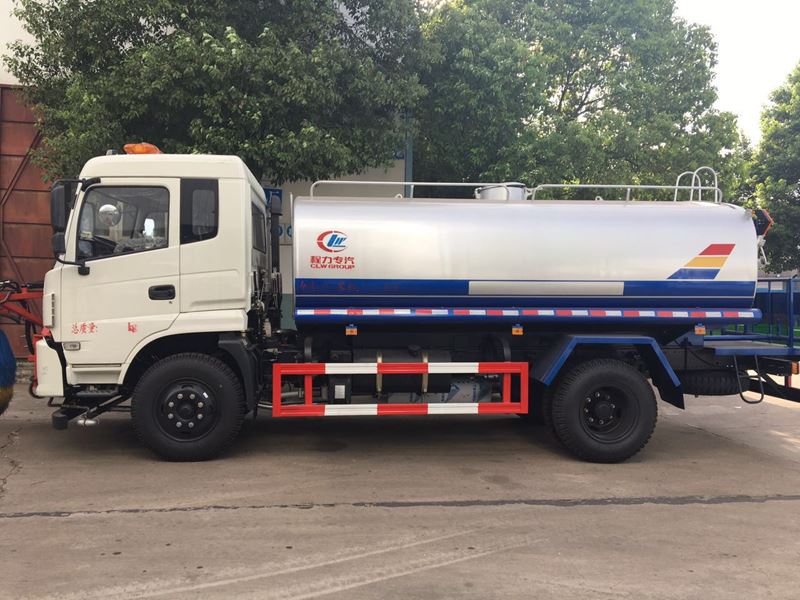 多功能灑水車——護(hù)欄清洗車2