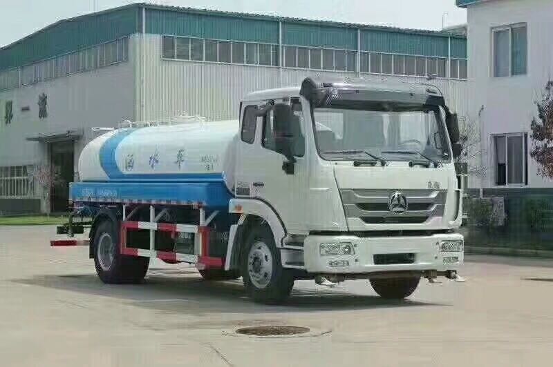 10噸灑水車報價多少錢一輛_國五重汽豪瀚10噸綠化灑水車廠家價格