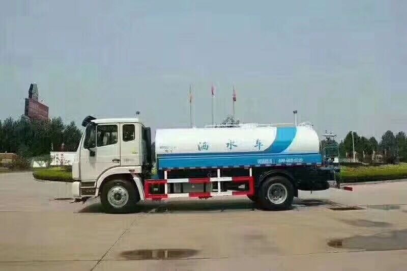 10噸灑水車報價多少錢一輛_國五重汽豪瀚10噸綠化灑水車廠家價格
