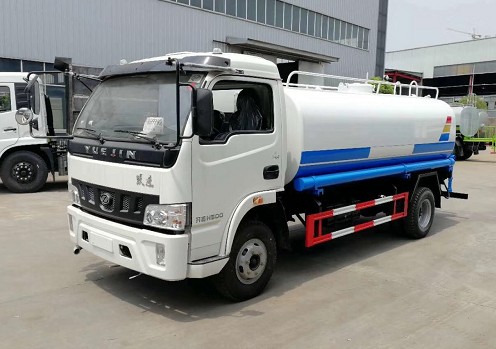 8噸灑水車多少錢一臺(tái)_躍進(jìn)8噸綠化灑水車廠家價(jià)格