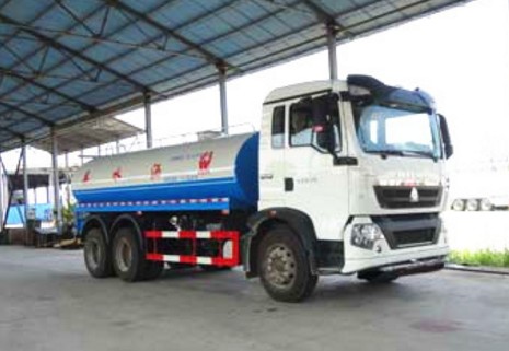 20方灑水車筒體厚度標(biāo)準(zhǔn)_重汽豪沃T5G-20噸綠化灑水車廠家價(jià)格