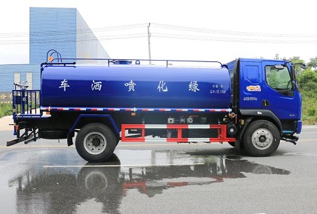 國(guó)六15方東風(fēng)柳汽乘龍L3灑水車圖片 國(guó)六15方東風(fēng)柳汽乘龍L3灑水車圖片