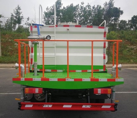 國(guó)六7方時(shí)風(fēng)風(fēng)馳藍(lán)牌灑水車 國(guó)六7方時(shí)風(fēng)風(fēng)馳藍(lán)牌灑水車